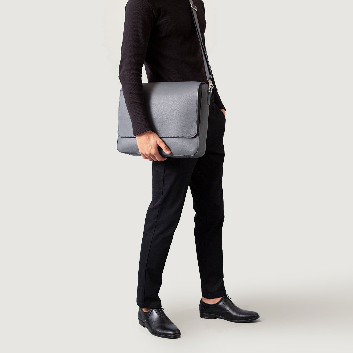 The Carismatico Grey Leather Messenger Bag For Men & Women - The